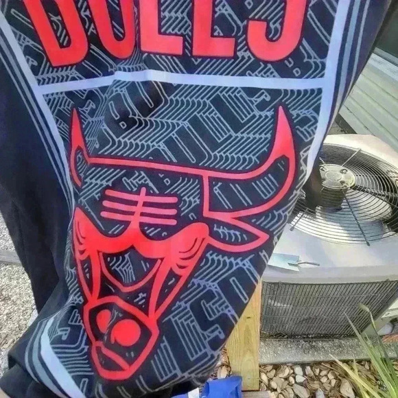 NBA Men’s Medium Dri Fit Chicago Bulls Logo Long Sleeve Black red T Shirt - Picture 7 of 7